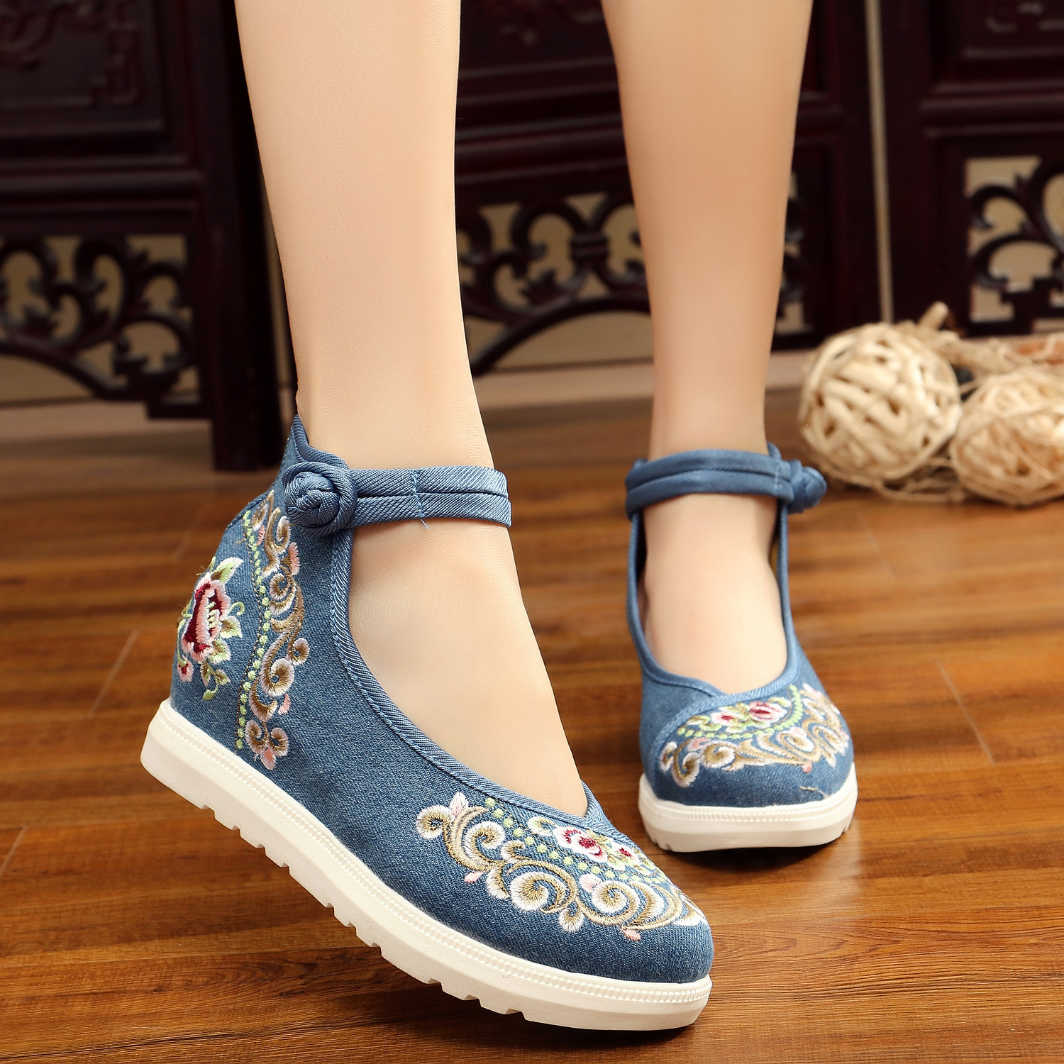 WEGE wege wege.ae wege.store shop e-commerce store online shopping UAE clothing store in UAE fashion sale today متجر اونلاين للتسوق للألبسة ويجي متجر ويجي ويجي امارات decorative shoes